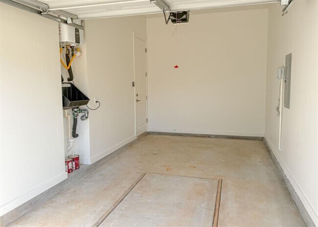 Building Photo - 13112 Maplewood Ave