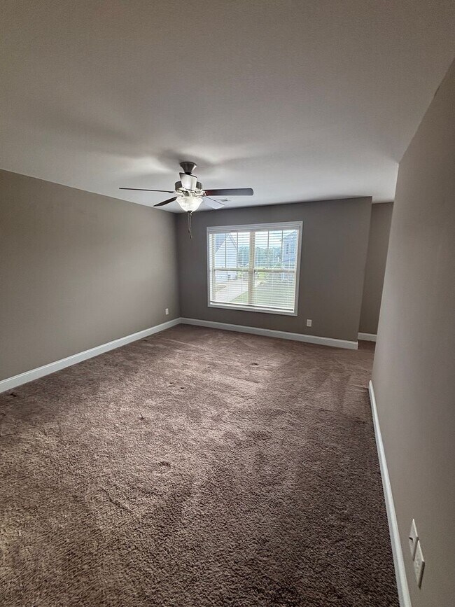 Building Photo - Mtn Views & Adaptable living in Seymour!
