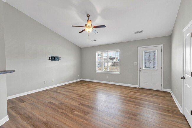 Building Photo - 303 Sinclair Ln