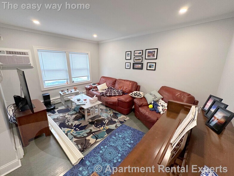 Building Photo - 164 Charles St