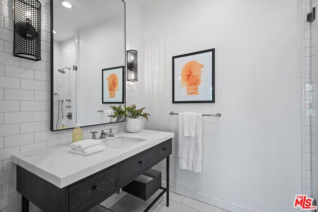 Building Photo - 9928 Toluca Lake Ave