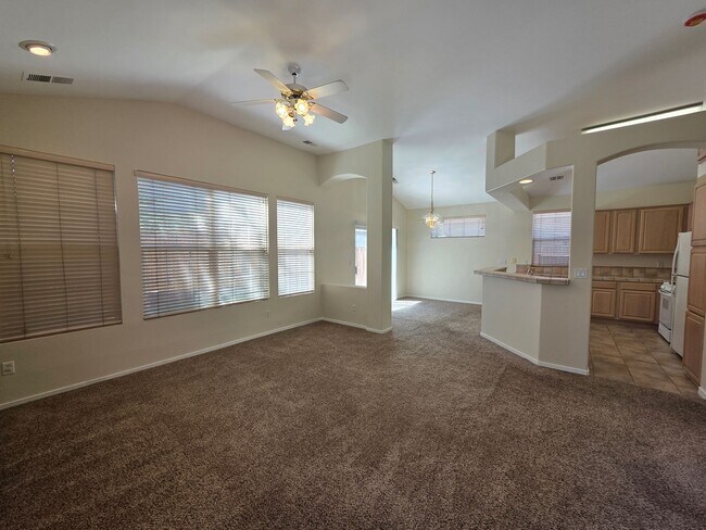 Building Photo - 2 bedroom 2 bath home, 2 car garage, in So...