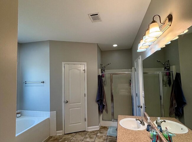 Building Photo - Spacious 4BR Home with Fireplace, Screened Porch & Privacy-Fenced Yard