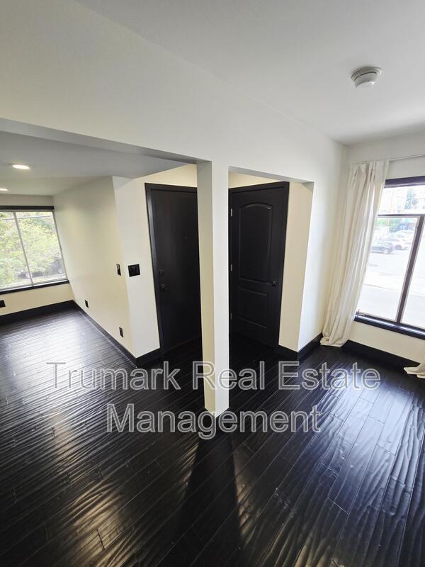 Building Photo - 12426 Moorpark St