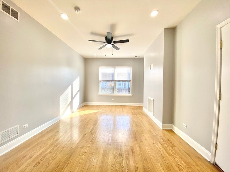 Building Photo - 1012 W Sunnyside Ave