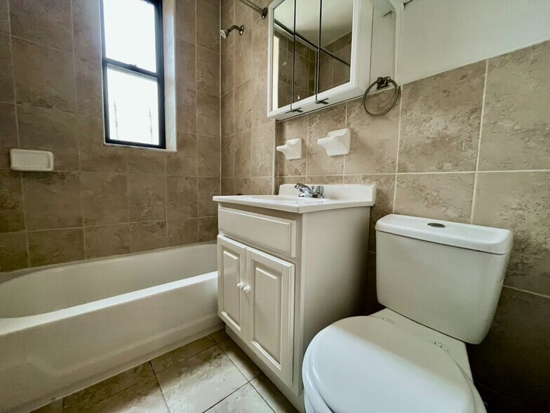 Building Photo - 585 W 204th St
