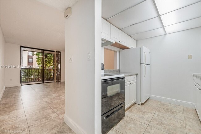 Building Photo - 14311 N Kendall Dr