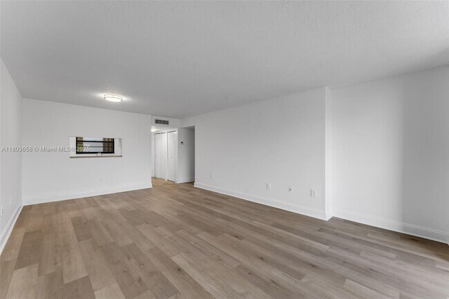 Building Photo - 10825 SW 112th Ave