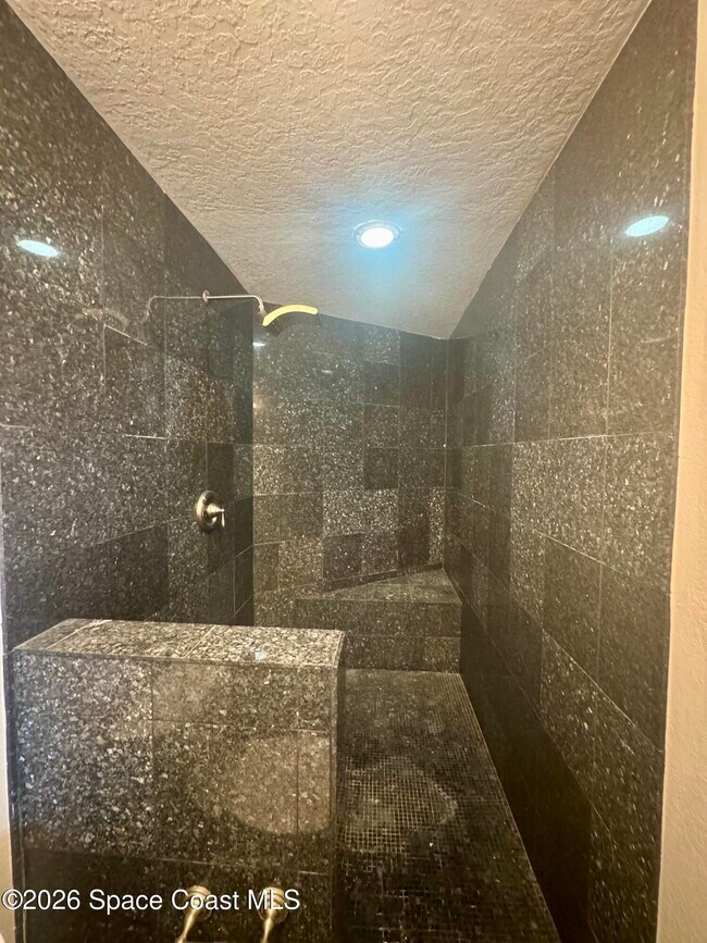 Building Photo - 2444 Victor Rd