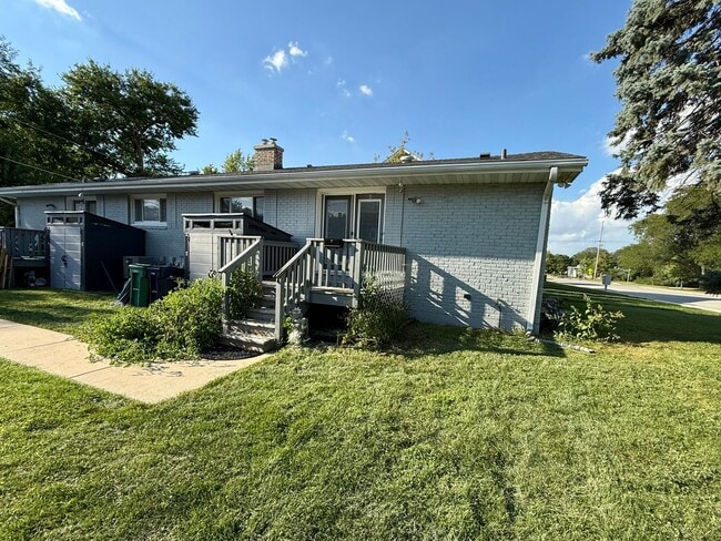 Building Photo - Awesome 2 Bed/1 Bath Duplex Unit! In-Unit ...