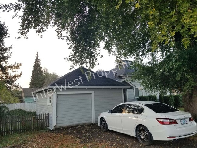 Building Photo - Super Cute 2bd Ranch Style Hillsboro home w/Garage, w/d hookups and yard!