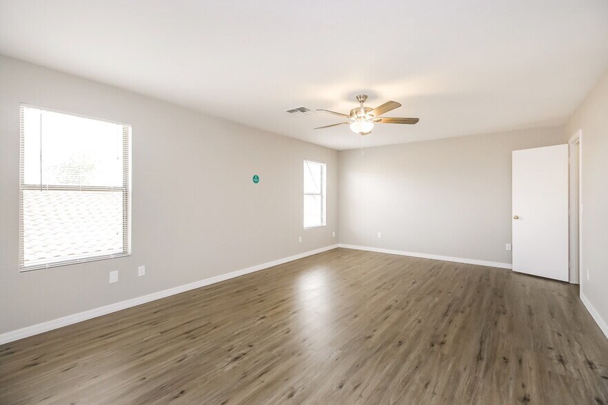 Building Photo - 650 E Woodsman Pl