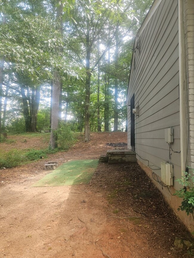 Building Photo - 3 Bedroom 1 bath home