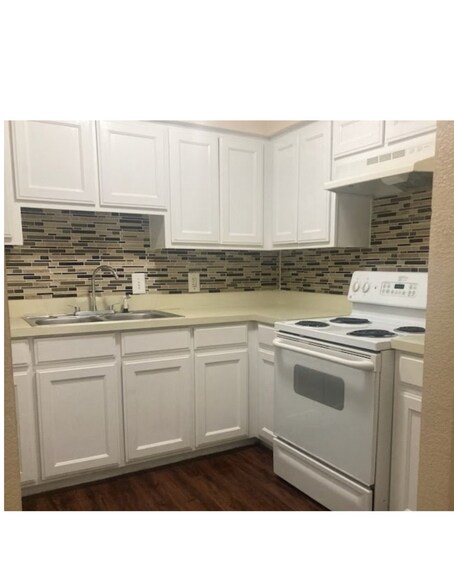 Building Photo - 2701 Green Oaks Rd