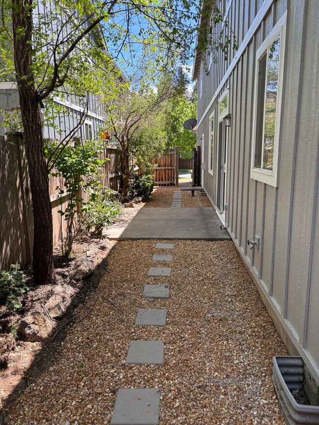 Building Photo - Newly updated home in SW Bend with large b...