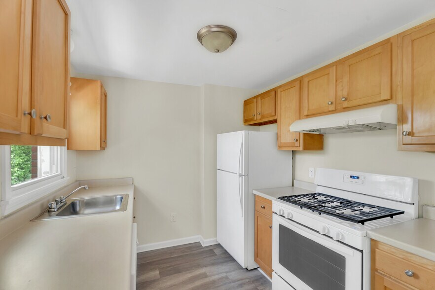 Building Photo - Savin Court Apartments