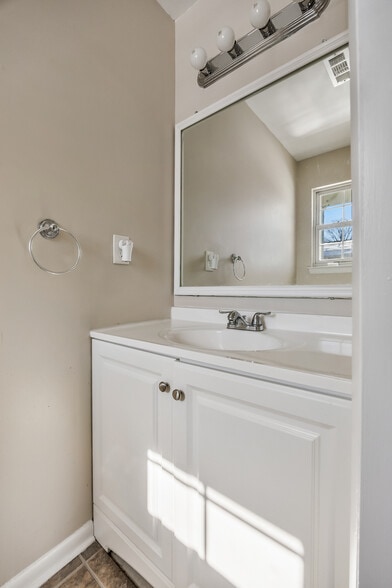 Building Photo - 49 Grant Ln