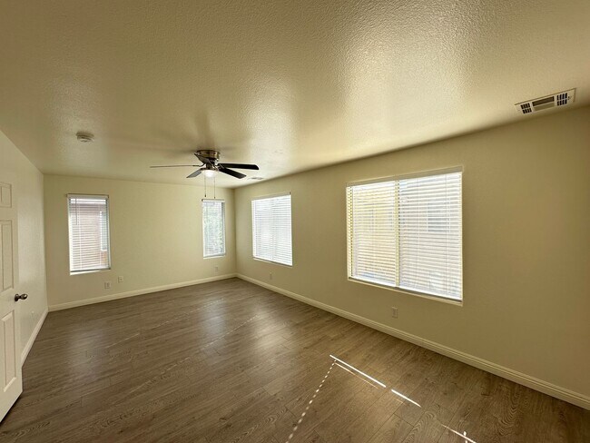 Building Photo - DECATUR & BLUE DIAMOND