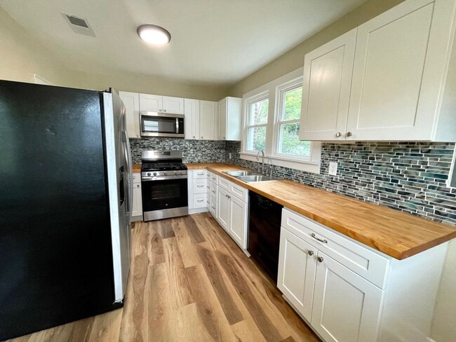 Building Photo - Section 8 Approved 3bedroom 1 Bath