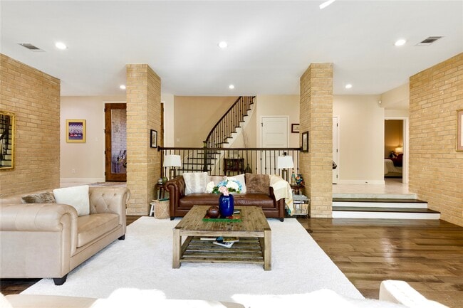 Building Photo - 201 Vanderpool Ln