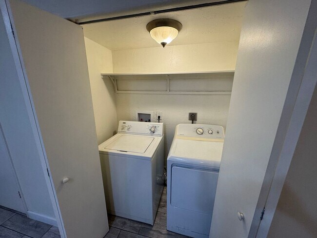 Building Photo - 6140 W Townley Ave