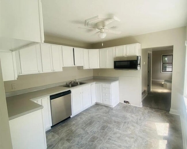 Building Photo - 4411 Savage Dr