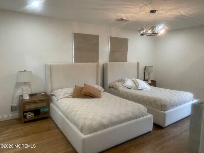 Building Photo - 81 Hollywood Ave