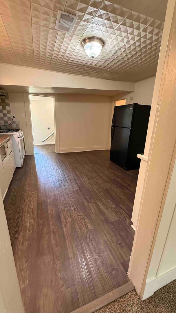 Building Photo - 4 Bedroom/2 Bath Home- Walking distance to...