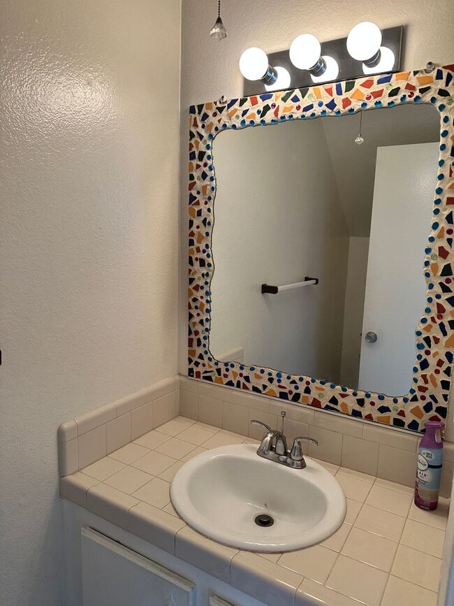 Building Photo - 2-Story 2 Bedroom Townhome with Garage!