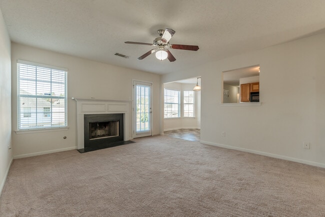 Building Photo - Spacious 4 bedroom 2.5 bath