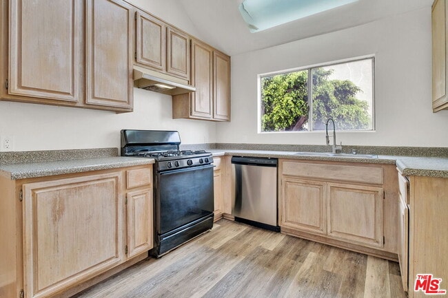 Building Photo - 610 Venice Way