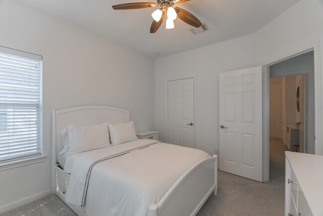 Building Photo - 135 S Rocky Point Cir