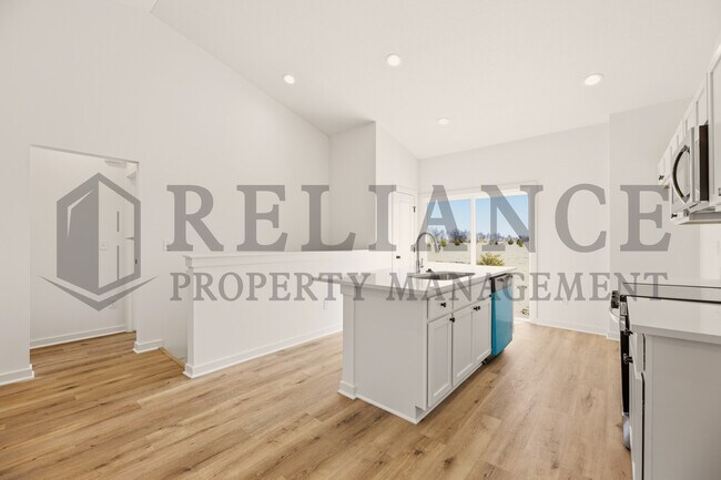 Building Photo - 5241 N Pinecrest Ct