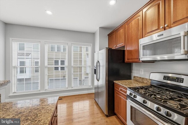 Building Photo - 2425 Huntington Park Dr