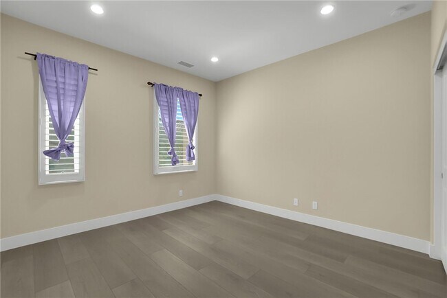 Building Photo - 64 Bianco