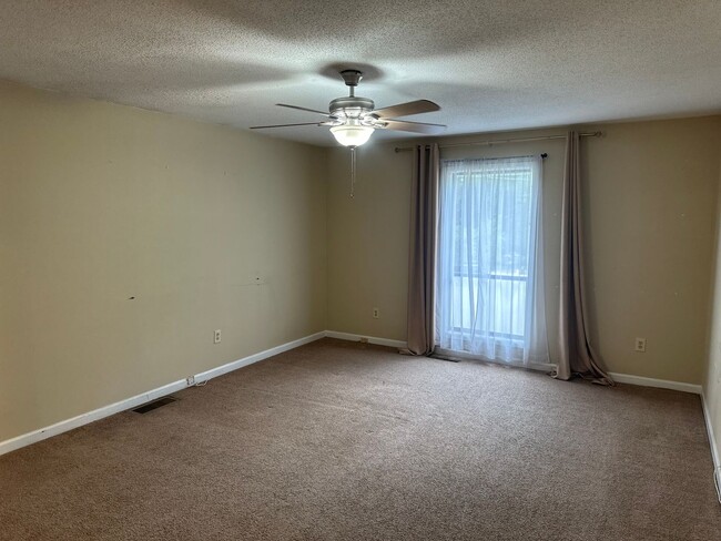 Building Photo - Large 4BR in Marietta