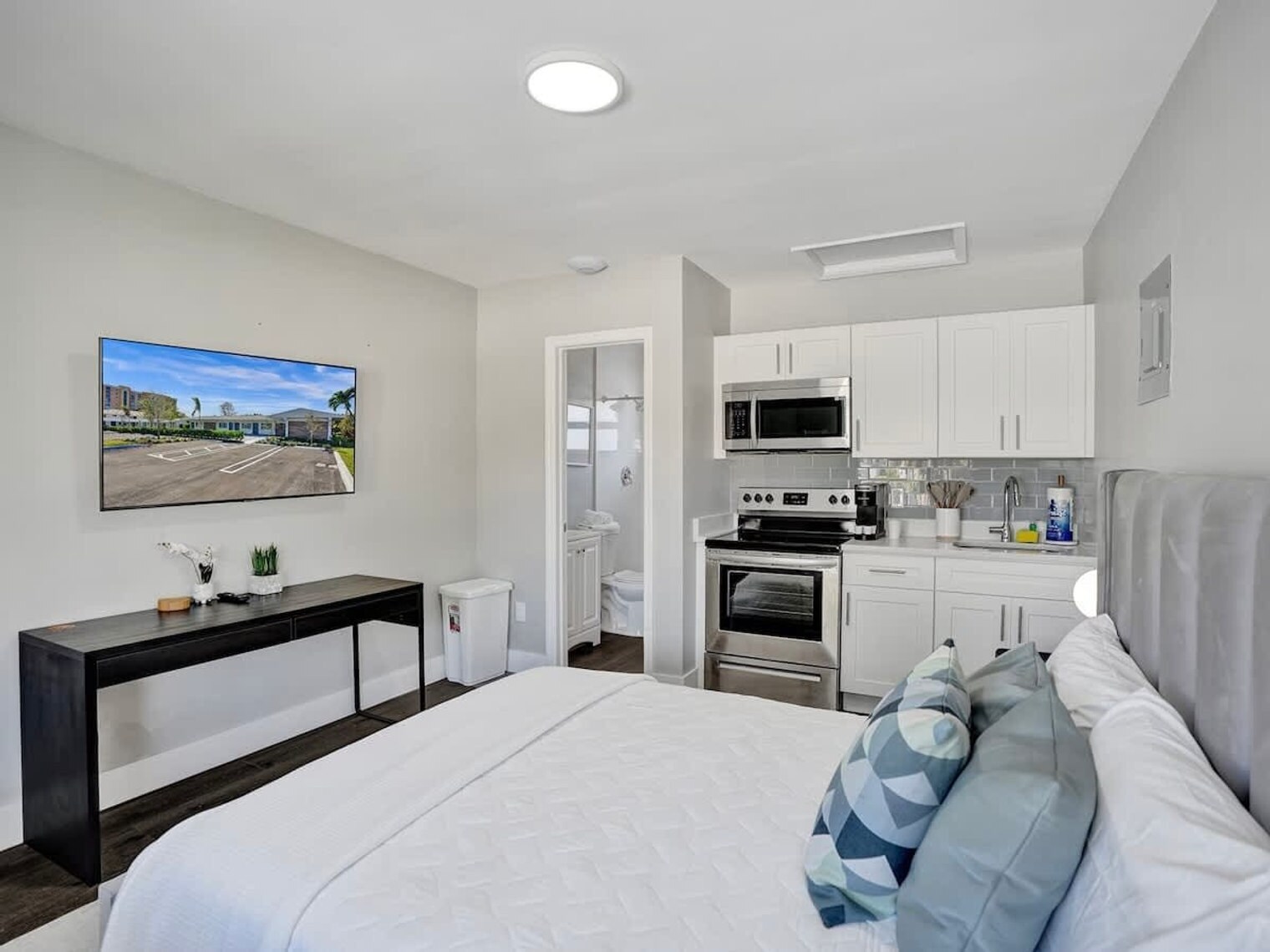 Building Photo - 3205 NE 9th St