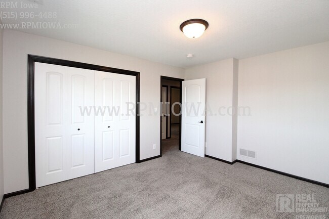 Building Photo - OVER 2000 SQ FT!!   5 Bedroom, 3.5 Bath Home in Urbandale