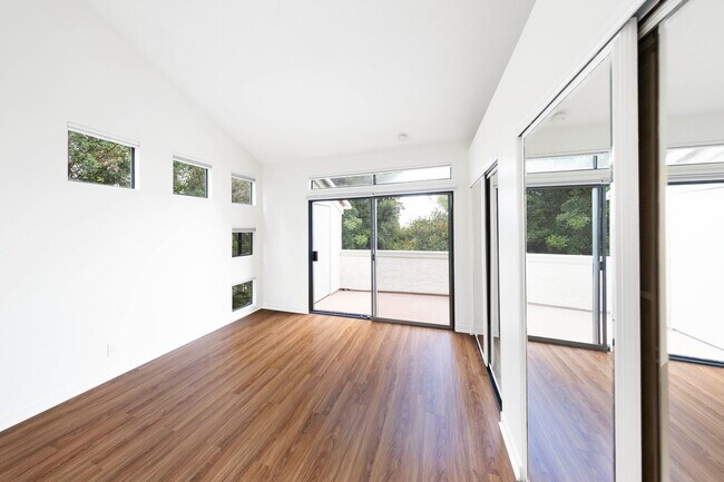 Building Photo - 2 Bedroom condo - Biking distance to the beach