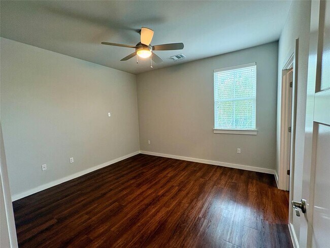 Building Photo - 241 Rose Dr