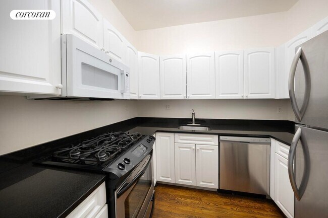 Building Photo - 120 E 19th St