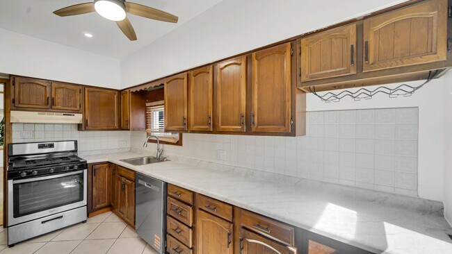 Building Photo - 2 Bedroom 1.5 Bathroom House for Rent!