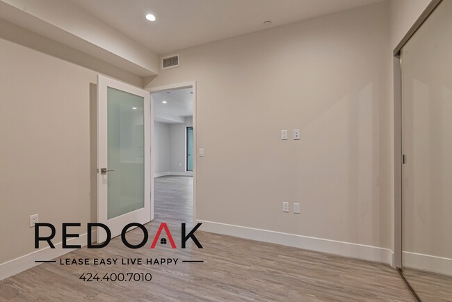 Building Photo - Gorgeous Two Bedroom with Central Heat and...