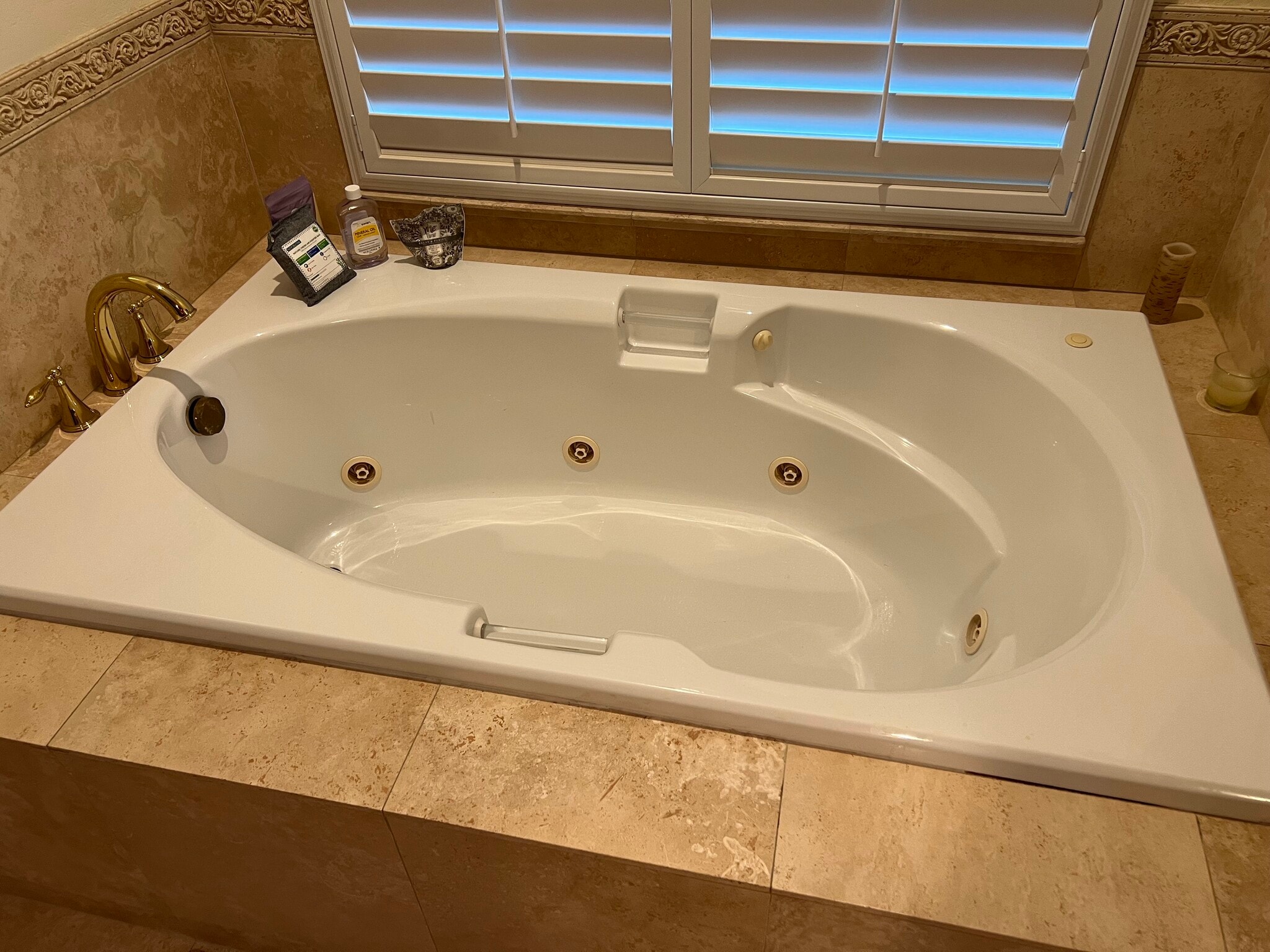 Soaking tub - 9220 Touchstone Ct