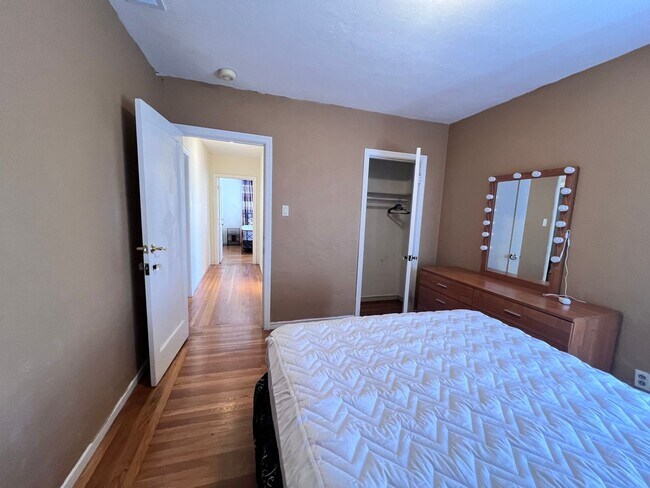 Building Photo - $1,000 OFF FIRST MONTH'S RENT!!!! Cozy 3 BD/2 BATH Single Family Home With 2 Floors Located in Al...