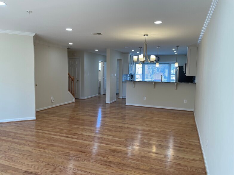 Building Photo - 203A Locust St SE