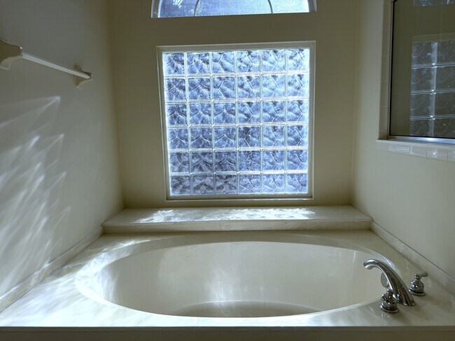 Building Photo - 96028 Long Is Pl