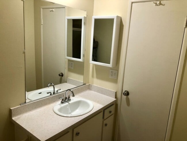 Building Photo - Airy 2 Bedroom 2 Bath with Front Patio
