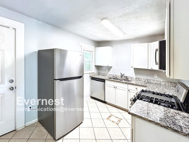 Building Photo - 3-Bedroom Home with Easy Access to Parks a...