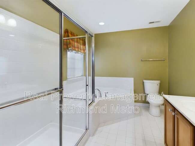 Building Photo - 6431 Kings Crest Ct